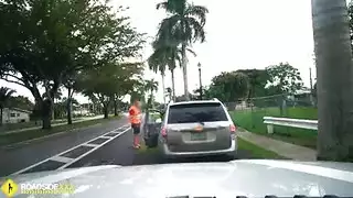 شرج لاتينية ممتلئة مع ميكانيكي السيارات في جنس مرآب قاس