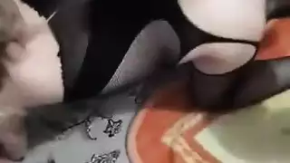 ويشاجروشاب ينيك مرات ابوه فى غرفة الغسيل الهدوم