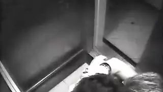 سكس خفي في المصعد: مسك ثدييها في وضعية الكلب