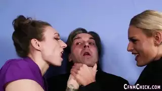 فتاة بفستان ضيق يتم نكح وجهها من رجل ملتحي