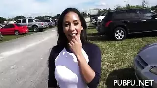 شقراء مغرية تلتهم العضو وتحب الحركة الخلفية العنيفة