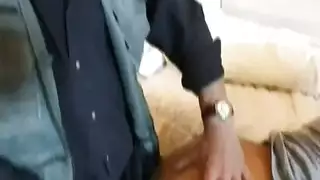 رجل ناضج يملأ فمها بسائل مني الأفلام الإباحية