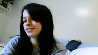 النص الأصلي: دعت فتاة ذات شعر داكن معجبيها إلى منزلها لجعلها نائب الرئيس مع كل جزء من نائب الرئيس