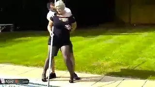 امرأة ناضجة مثيرة مدمنة على مص القضيب والجنس الخشن