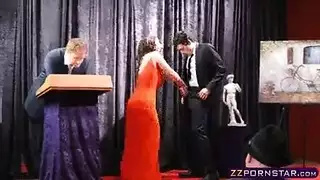 أنجيلا وايت تأخذ قضيبًا ضخمًا في جماع جماعي نجومي