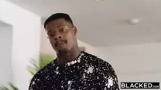 فرج آفا آدامز يتمدد بواسطة فحل أسود ثخين