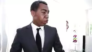 الرئيس المُخادع: زوجة الـvip تُنكح بقوة من قبل فريق الأمن