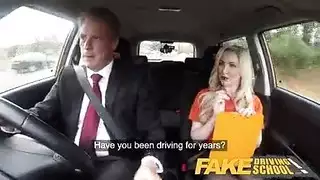 سيارة المعلمة الشقراء تهتز بقضيب رجل أكبر سناً