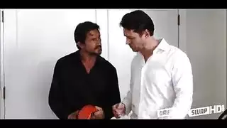 أصدقاء يتحولون لمتبادلي أزواج ويشاركون زوجاتهم الشقراوات