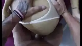 شخصية أمهية ممتلئة في مشهد صريح منفرد