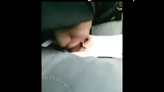 وقحة بالحجاب، تظهر ثدييها وتريد وضع كلابي عدواني