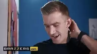 أخوات غير أشقاء يشاركان في نيك طيز ضخمة في مشهد xxx