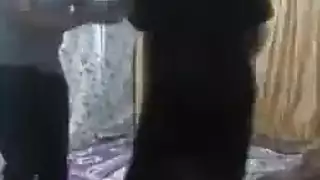 ميلف عراقية تأخذ عدة زبور في فيديو ويب كام هاردكور