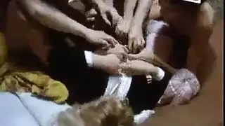 فيديو عرْي جماعي غير مقتطع مع نساء عاريات متعددة