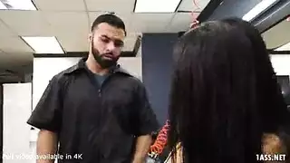 الزوجة اللاتينية أم طياز سمينة تنتقم من زوجها الخائن وتتناك من حلاقه