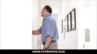 قضيب الابن الزوجي الكبير يدمر زوجة أبيه المتلهفة