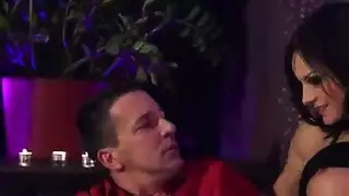 امرأة ناضجة تغوي ابن أخيها الأصغر للإباحية