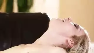 سكس سحاقيات مراهقات ساخن في حركة مقص مثيرة