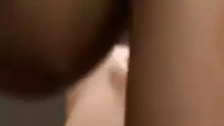 عاهرة سمراء ممتلئة الجسم تأخذ قضيب أسود كبير في فرجها المحلوق