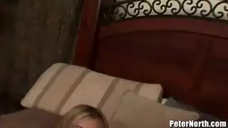 أثداء طبيعية كبيرة ترتد في مشهد نكاح جماعي قاس