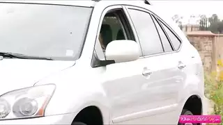 كوجر خبيرة تأخذ قضيب مصورها أمام الكاميرا