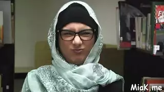 مشهد إباحي صباحي: مراهقة تمتلئ بقضيب غليظ عند الفجر