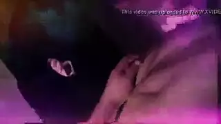تستخدم سيدني وسارة بيانوًا صغيرًا صغيرًا في منزلهما لعزف أشياء مجنونة وشقية
