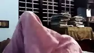 فتاة ناضجة يتم دق فتحتها الضيقة