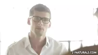 ينيك الخت وهية نامة بدون ملابس