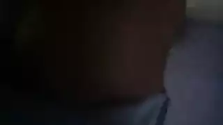 فتى مفلس يحصل على قبلة قبل أن يأكلها من الخلف