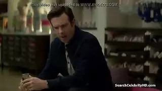 خيال أثداء مزيفة: برونيت تنطلق في ركوب طويل على قضيب النادي