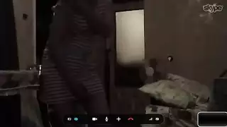 عاهرة روسية ممتلئة الصدر تأخذ قضيبًا كبيرًا بعمق