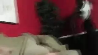 بدينة بشعر كثيف تحصل على قذف على الوجه
