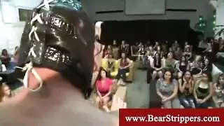 بورن مصارعة قاسي مع عضلات مثيرة