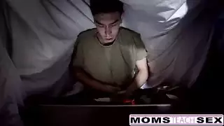 امرأتان جميلتان جداً تمنحان الشاب المجتهد ثنائي جنسي إباحي