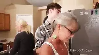 شاب يضاجع امرأة ناضجة ومراهقة، ويقيم فتحاتهن المبتلة