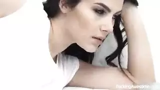 السيدة الصغيرة تحصل على فتحة شرجها الضيقة ممتلئة بقوة