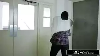 أثداء ضخمة تواجه قضيبًا عملاقًا في جنس فموي عنيف