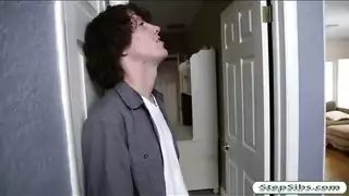 جنس فموي من منظور الرجل لسمراء جميلة تلاعب بلسانها