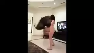 فتاة مثيرة ترقص في ملابس داخلية قبل أن تُمارس معها الجنس بقوة