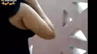 سعودية ممتلئة ترتدي النقاب ترفع العباءة وتستمني بشكل صريح