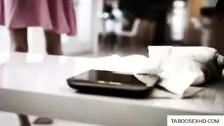 عذراء صغيرة تأخذ حمولة ضخمة في فمها