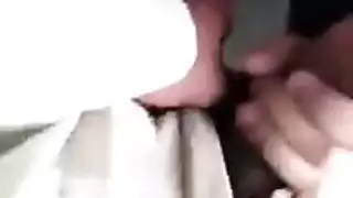 آسيوية ساخنة تمص بقوة قضيب خليجي كبير