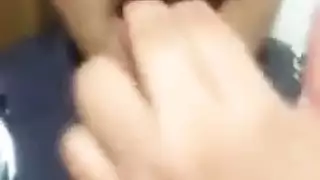 عاهرة مثارة تتوسل لقضيب صلب في مهبلها الضيق وثدييها الكبيرين