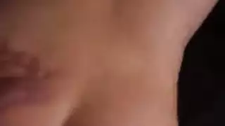 كوس العاهرة المراهقة المشعر يمسك قضيباً صلباً في بورن عنيف