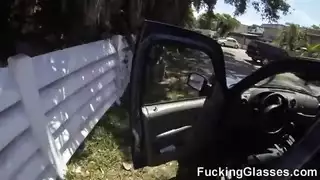 جلسة كلابية سريعة بينما قريب يلعب