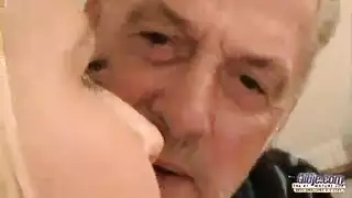 حفلة جنس في الفندق بين جدة شقراء وعشيقتها