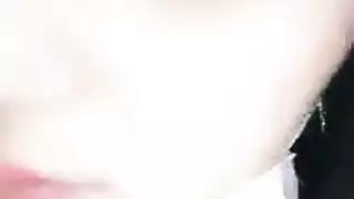 عاهرة ترتدي اللاتكس تُدفع لها لتقوم بالرقص وخدمة عدة قضبان