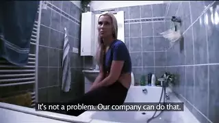 جلسات مثيرة: عامل الصيانة يضرب جارة البيت
