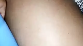 بعد مص قضيب ساخن، تمارس الجنس مع عاهرة مدللة وتأخذ قذفًا على خديها